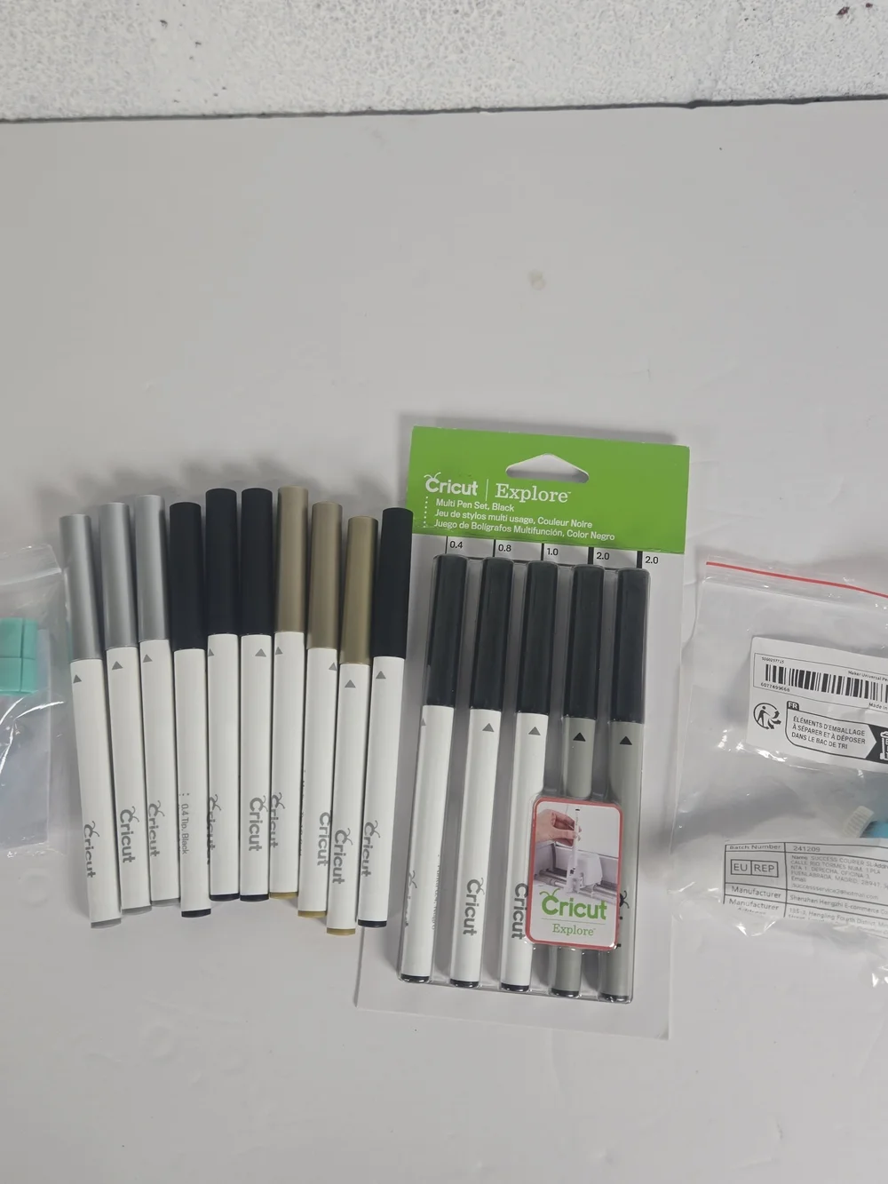 Cricut Explore Pens 15 Lot Black Gold Silver & Maker Universal Pen Holder